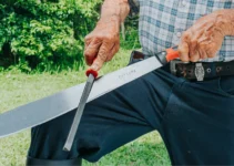 Limpieza y cuidado del machete en la agricultura